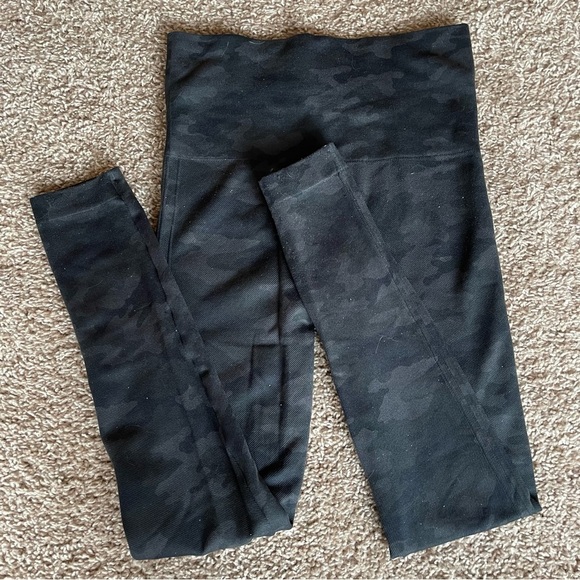 Spanx | Look At Me Now Seamless Leggings | Black Camo | Size S - Picture 3 of 5